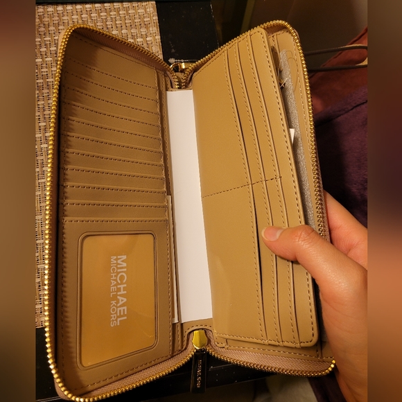 NWT Michael Kors Wallet - Picture 8 of 12